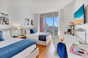 مكتب ومكواة/لوح كي وسرير سفر وواي فاي