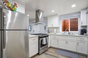 Fridge, microwave, oven, stovetop - Sunset in Old Town with a Perfect Location (San Diego)