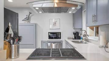 Coffee/tea maker, fridge, microwave, oven