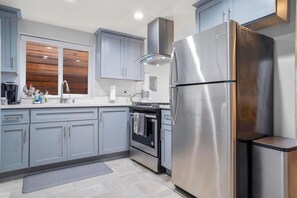 Fridge, microwave, oven, stovetop - Paradise in Old Town - close to Seaworld / MCRD (San Diego)