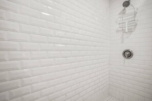 Badewanne, Haartrockner, Handtücher