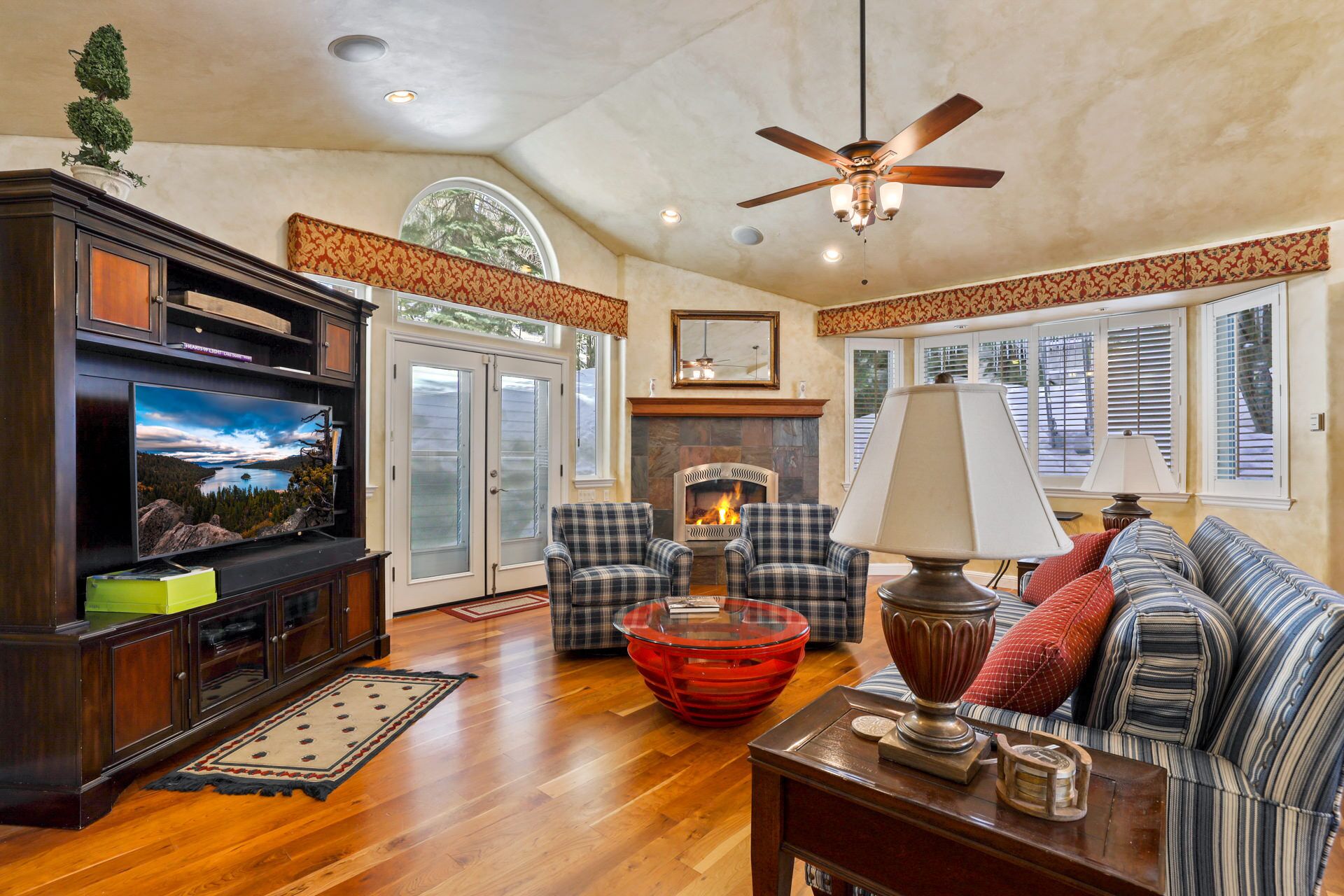 Bird's Nest - Cute little home close to the action!