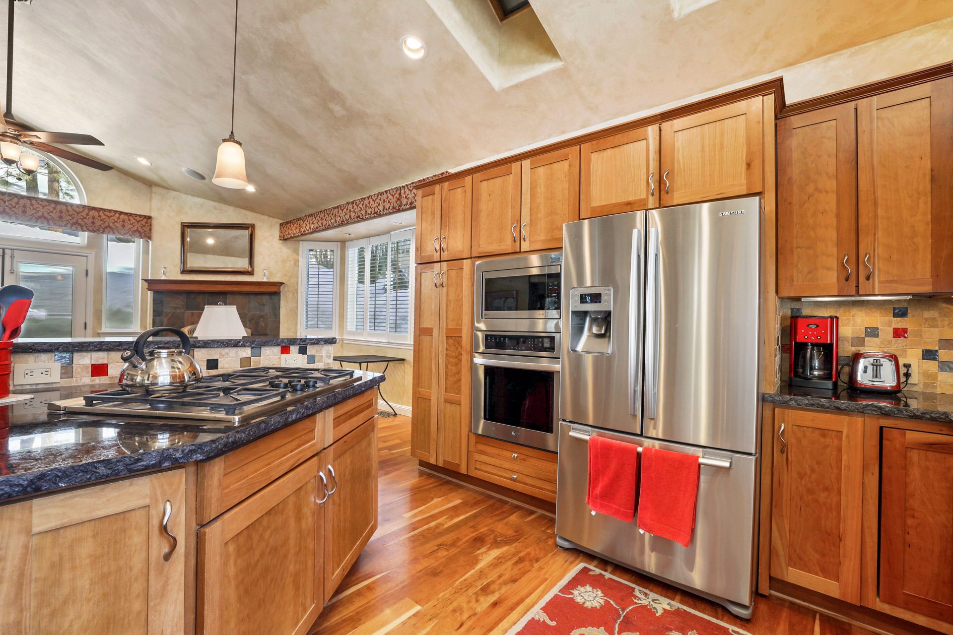 Bird's Nest - Cute little home close to the action!