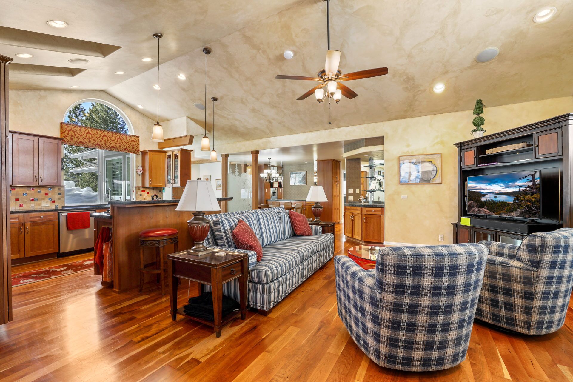 Bird's Nest - Cute little home close to the action!