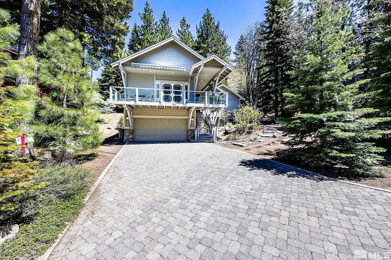 Bird's Nest - Cute little home close to the action!