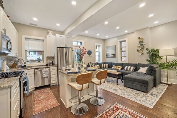 Kjøleskap, mikrobølgeovn, ovn og kokeplater