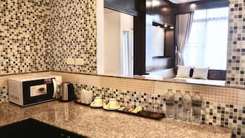 Family Studio Suite | Private kitchen | Coffee/tea maker, electric kettle