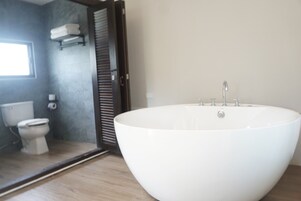 Suite estudio Deluxe | Baño | Ducha, artículos de higiene personal gratuitos y toallas
