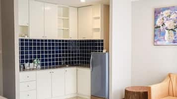 Deluxe Double Room | Private kitchen | Coffee/tea maker, electric kettle