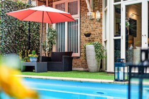 A heated pool - Hampstead Village House (London)