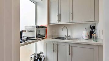 Réfrigérateur, micro-ondes, bouilloire électrique, grille-pain