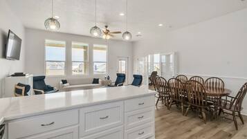 House, 4 Bedrooms | Private kitchen | Fridge, oven, coffee/tea maker, electric kettle