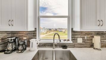 House, 4 Bedrooms | Private kitchen | Fridge, oven, coffee/tea maker, electric kettle