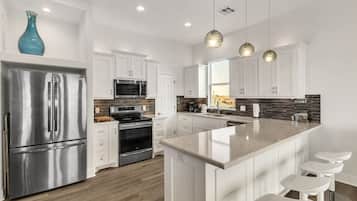 House, 4 Bedrooms | Private kitchen | Fridge, oven, coffee/tea maker, electric kettle
