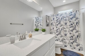 House, 4 Bedrooms | Bathroom - Born To Beach 4 Bedroom Home by RedAwning (Port Bolivar)