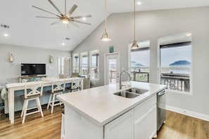 House, 4 Bedrooms | Private kitchen | Fridge, oven, coffee/tea maker, toaster