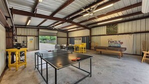 Game room - Shangrila - peaceful getaway on Lake McQueeney (New Braunfels)