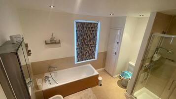 House | Bathroom | Separate bathtub and shower, deep-soaking bathtub, hair dryer, towels