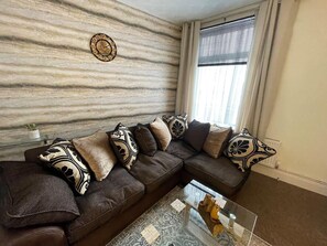 House | Living area | TV - Impeccable 4-bed Home Away From Home in Swindon (Swindon)