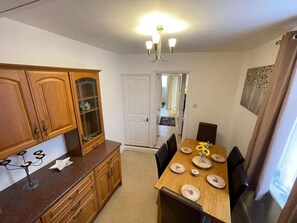 House | Dining - Impeccable 4-bed Home Away From Home in Swindon (Swindon)