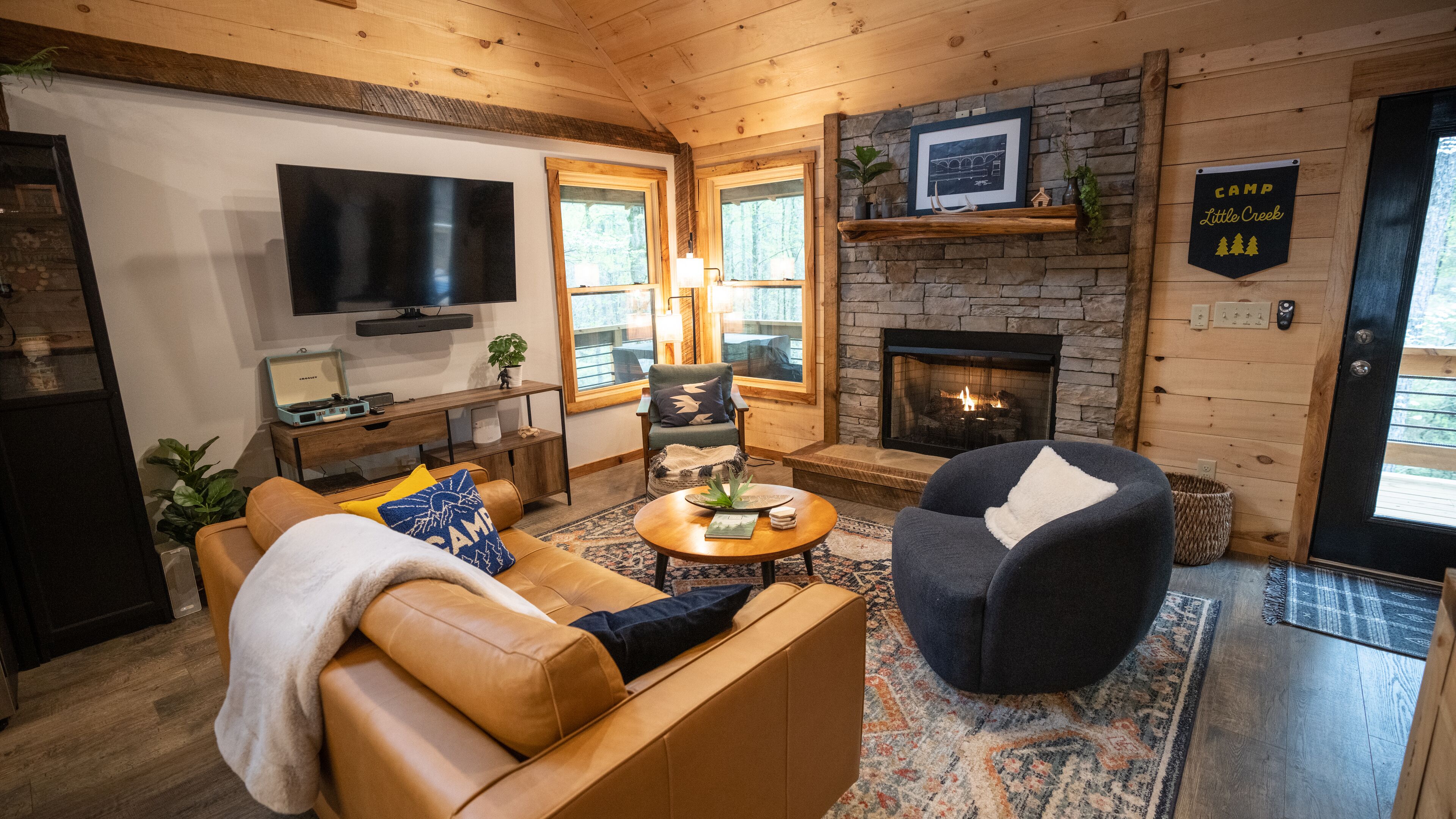 Secluded cozy & lux cabin w/ NEW hot tub, firepit and creek