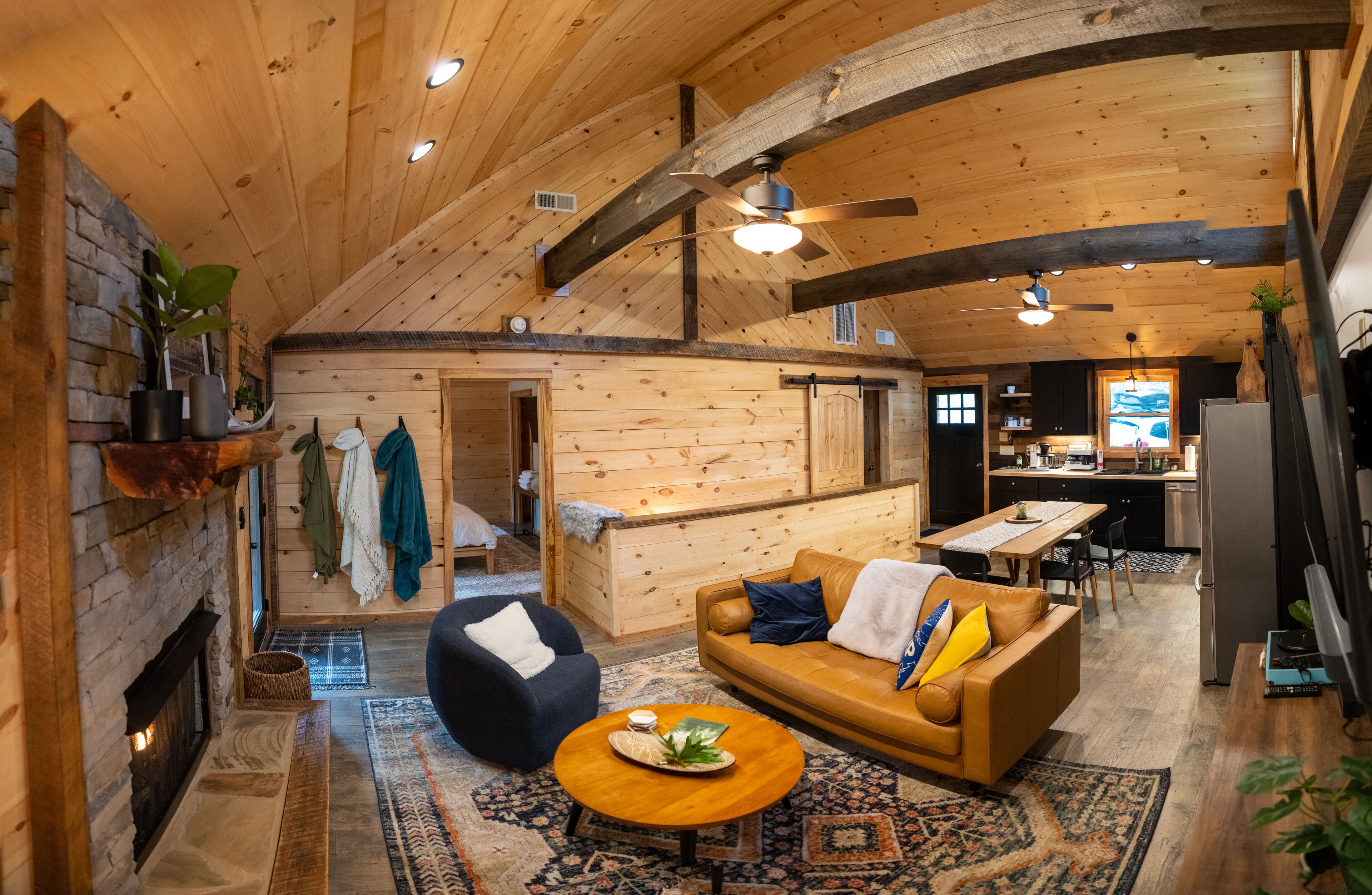 Secluded cozy & lux cabin w/ NEW hot tub, firepit and creek