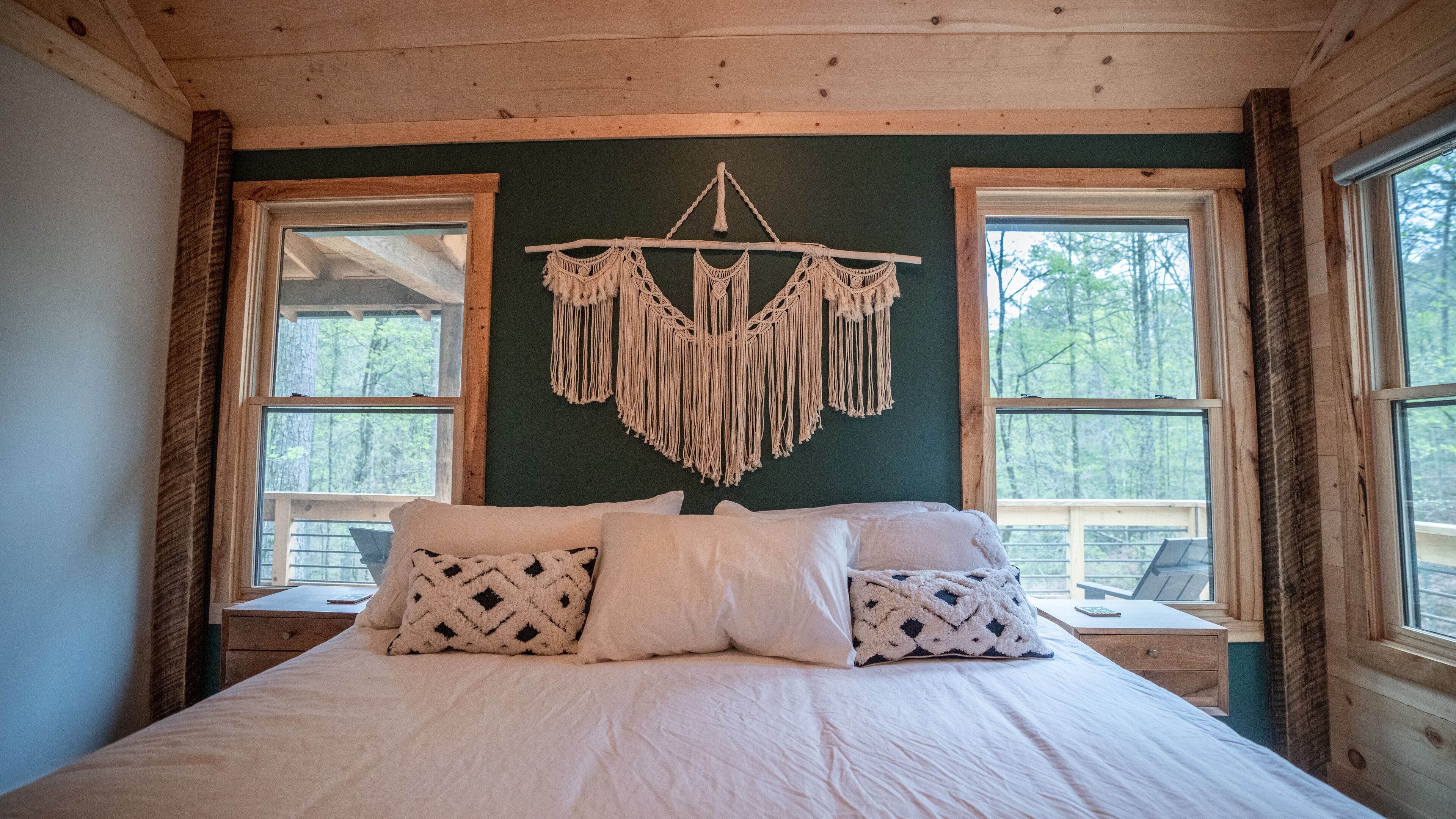 Secluded cozy & lux cabin w/ NEW hot tub, firepit and creek