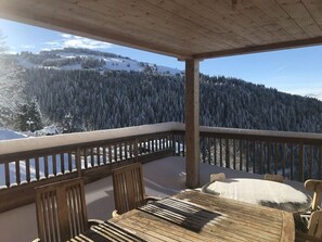Outdoor dining - high-end chalet of 320 m2 sleeps 18 with spa (Notre-Dame-de-Bellecombe)
