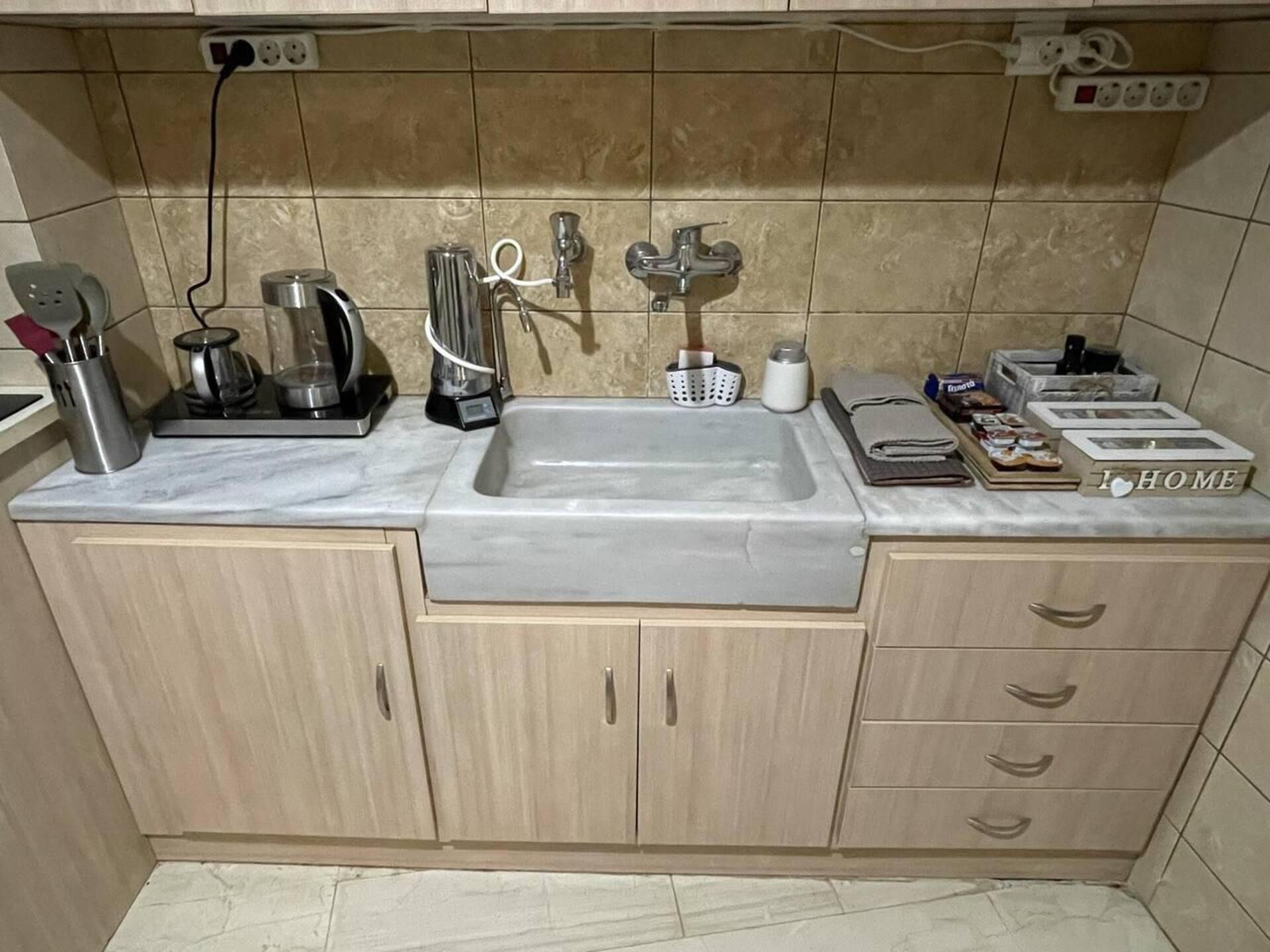 Una cocina con un lavamanos, encimera y armarios de madera.