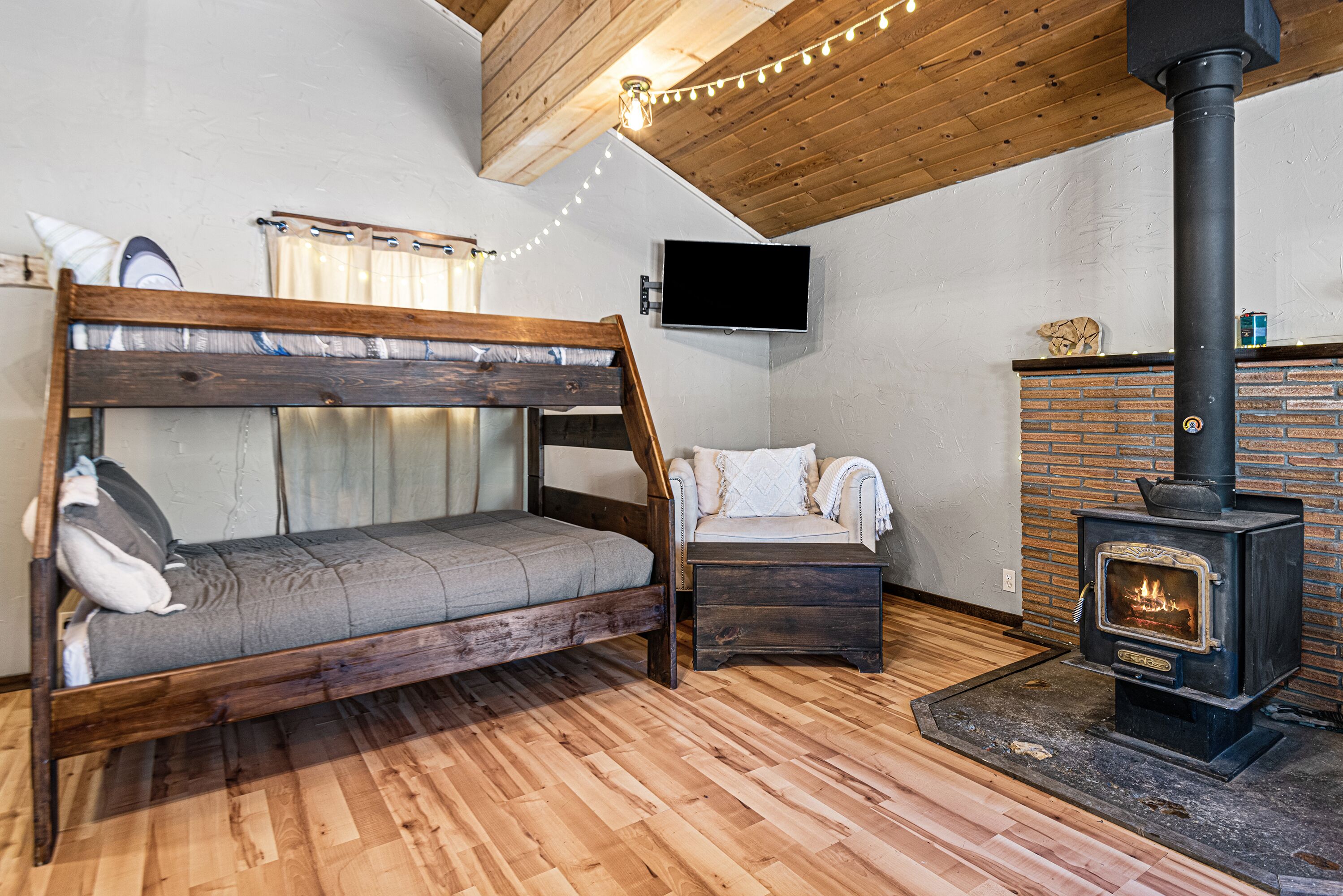 Cozy and comfortable pet friendly cabin with plenty of rustic charm!