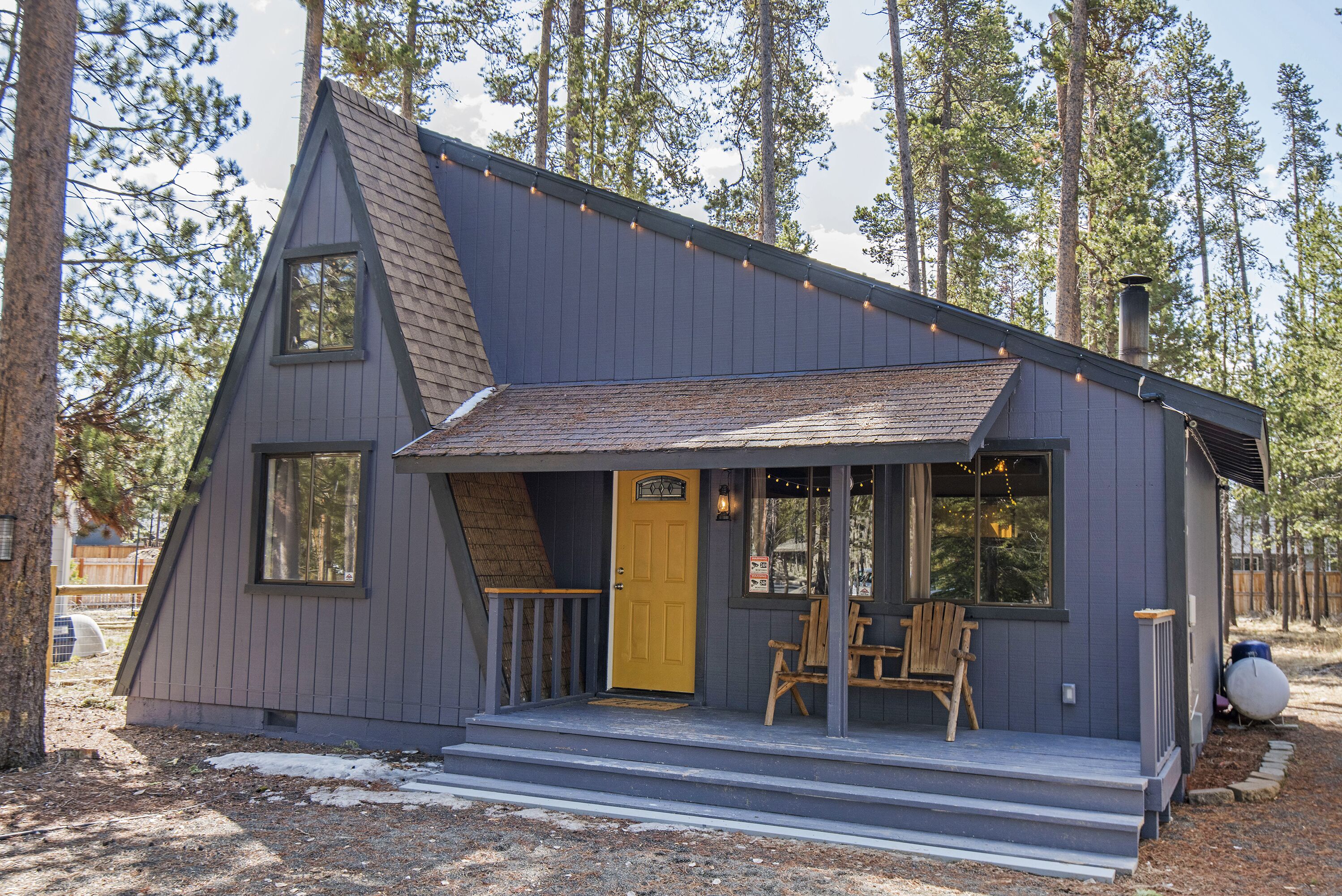 Cozy and comfortable pet friendly cabin with plenty of rustic charm!