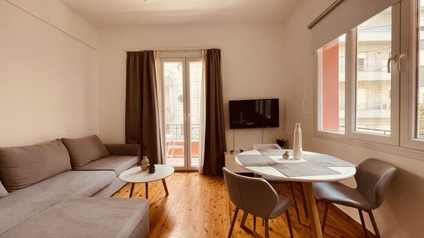 Living area - Daisy Apartment 15min to Acropolis (Athens)