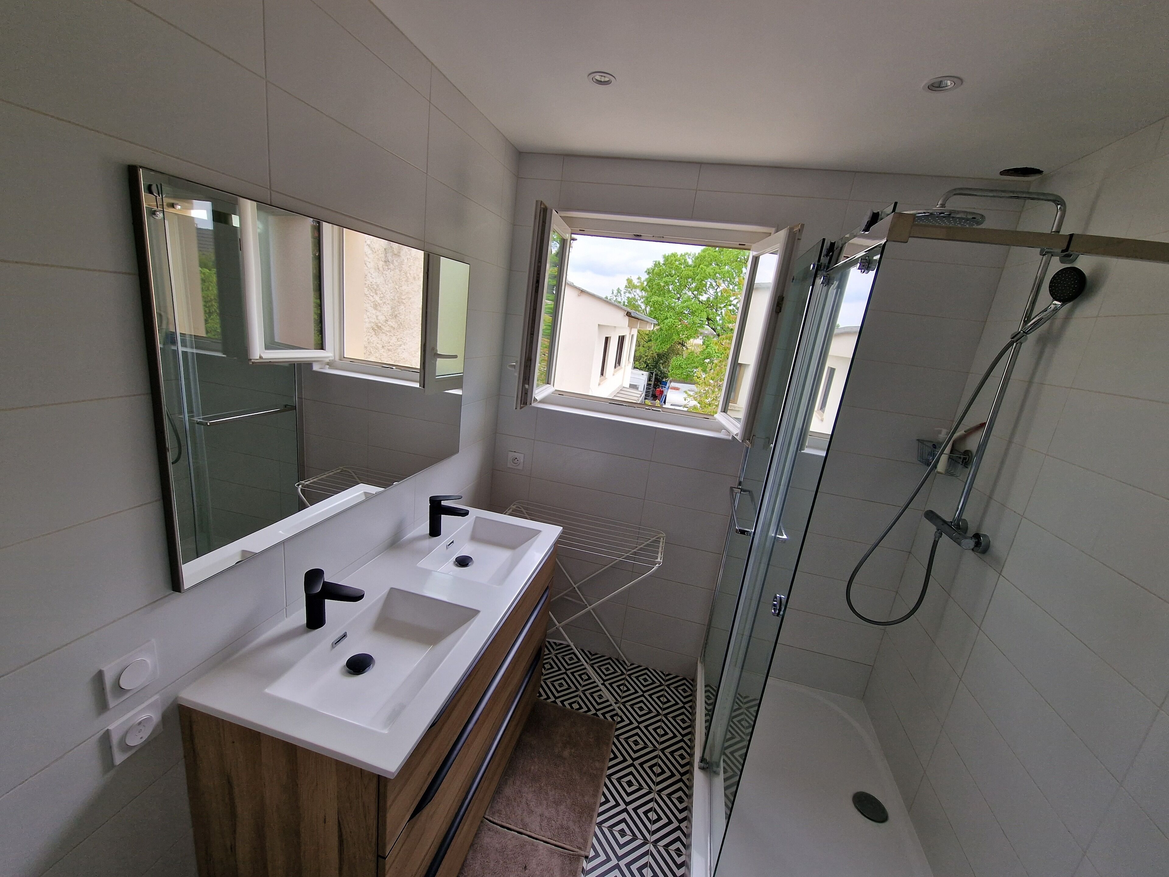 Sèche-cheveux, serviettes fournies, savon, shampoing