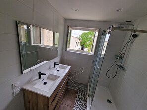 SĂšche-cheveux, serviettes fournies, savon, shampoing