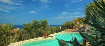 House with sea view, private patio, A/C, parking space and wi-fi