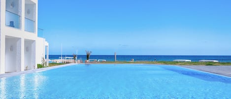 Piscina coperta, piscina stagionale all'aperto