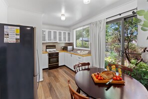 Réfrigérateur, four à micro-ondes, un four, grille-pain