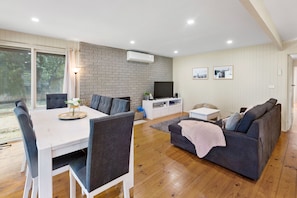 TV, fireplace - Sunset Cove - Macs Cove (Macs Cove)