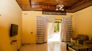 Business House, 6 Bedrooms, Non Smoking, Garden View | Living area