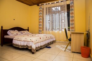 6 habitaciones, cubrecamas y escritorio 