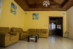 Casa empresarial, 6 habitaciones, para no fumadores, vista al jardín | Área de sala de estar