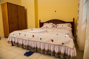 Business huis, 6 slaapkamers, niet-roken, uitzicht op tuin | 6 slaapkamers, donzen dekbedden, een bureau, een laptopwerkplek