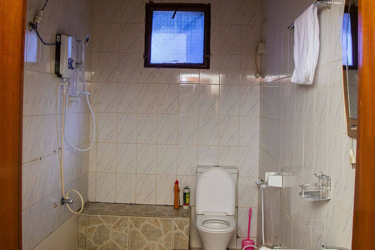 Business House, 6 Bedrooms, Non Smoking, Garden View | Bathroom | Shower, slippers, towels
