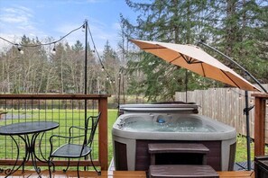 Outdoor spa tub - Perch - Waterfront A-Frame 2BR Cabin w/ Hot Tub and Stylish Design (Ashford)