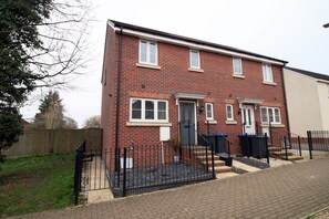 Front of property - Buxton Way by Tŷ SA (Swindon)