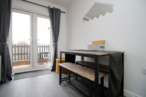 In-room dining - Buxton Way by Tŷ SA (Swindon)