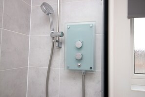 Bathroom - Buxton Way by Tŷ SA (Swindon)