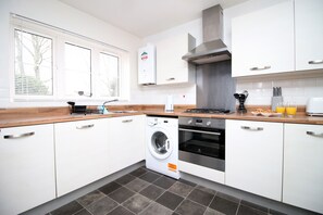 Cleaning supplies, paper towels - Buxton Way by Tŷ SA (Swindon)