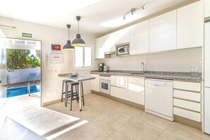 Fridge, oven, dishwasher, coffee/tea maker
