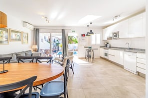 Fridge, oven, dishwasher, coffee/tea maker